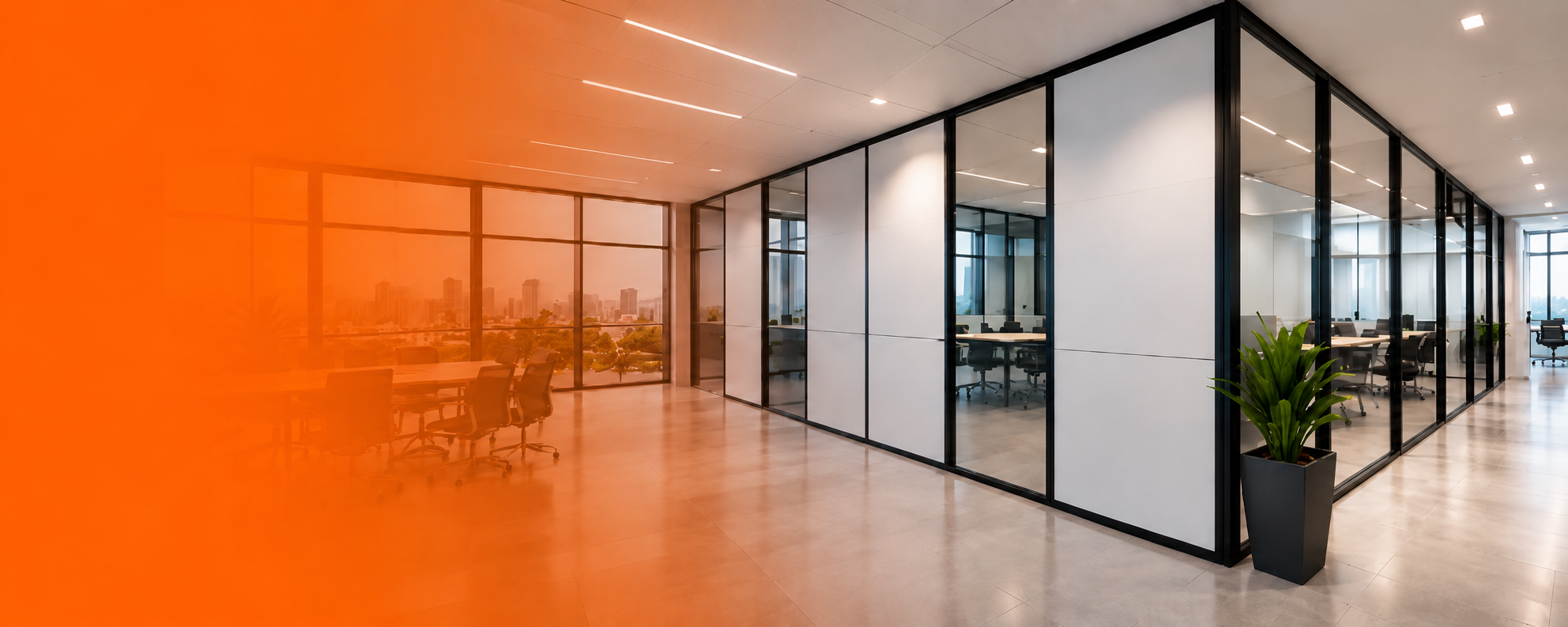 Ambiente corporativo moderno com divisórias de vidro instaladas pela equipe da Trinova Drywall & Divisórias